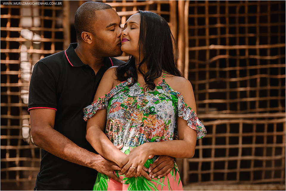 ensaio na praia do forte bahia, casal lindo negro de Feira de Santana, diversão com futvoley. Fotografado por Murilo Mascarenhas