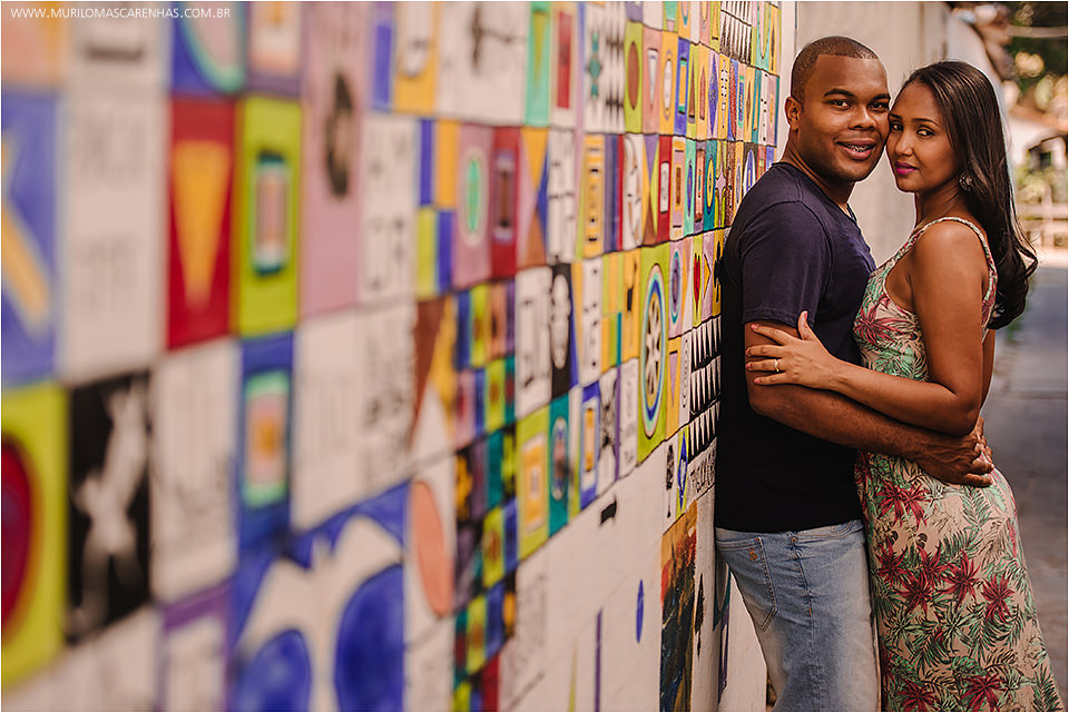 ensaio na praia do forte bahia, casal lindo negro de Feira de Santana, diversão com futvoley. Fotografado por Murilo Mascarenhas