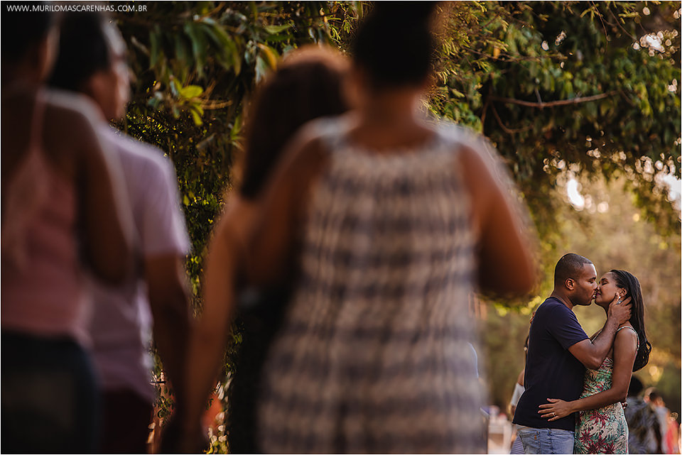 ensaio na praia do forte bahia, casal lindo negro de Feira de Santana, diversão com futvoley. Fotografado por Murilo Mascarenhas
