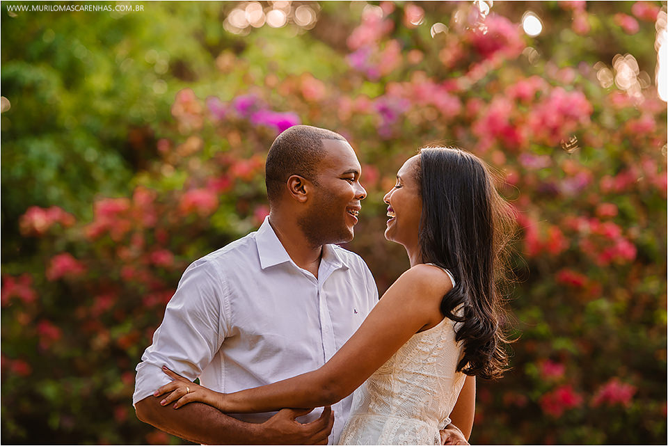 ensaio na praia do forte bahia, casal lindo negro de Feira de Santana, diversão com futvoley. Fotografado por Murilo Mascarenhas