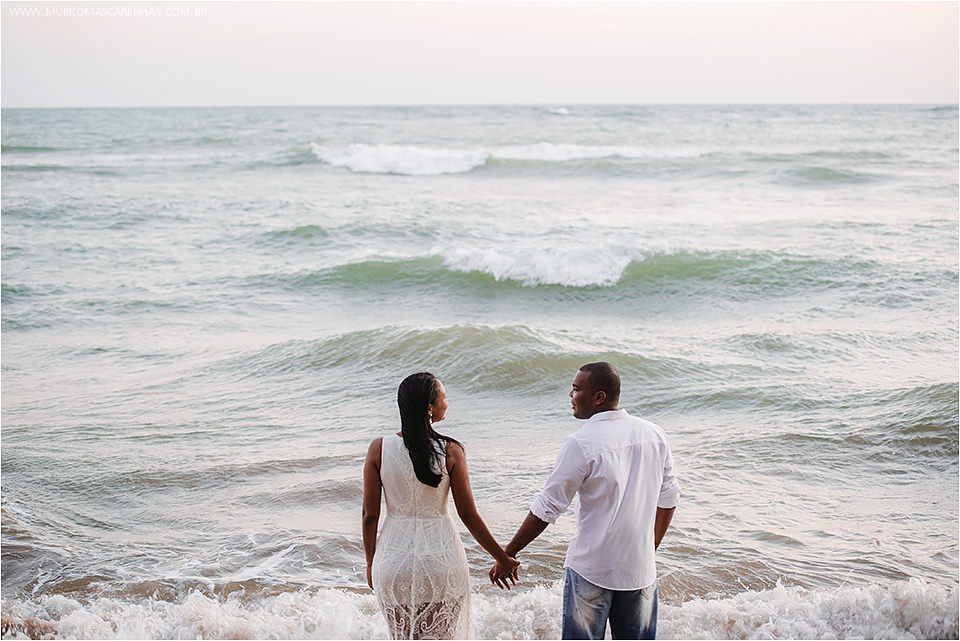 ensaio na praia do forte bahia, casal lindo negro de Feira de Santana, diversão com futvoley. Fotografado por Murilo Mascarenhas