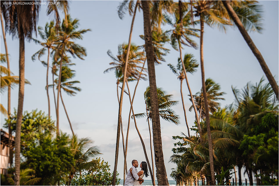 ensaio na praia do forte bahia, casal lindo negro de Feira de Santana, diversão com futvoley. Fotografado por Murilo Mascarenhas