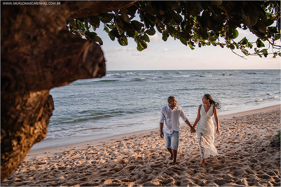 ensaio na praia do forte bahia, casal lindo negro de Feira de Santana, diversão com futvoley. Fotografado por Murilo Mascarenhas
