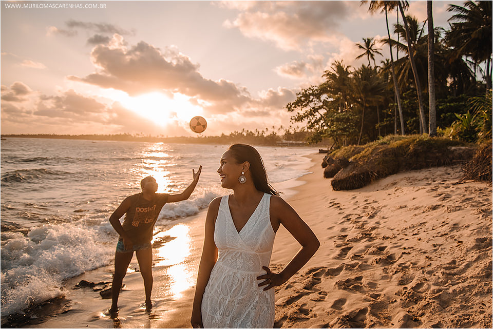 ensaio na praia do forte bahia, casal lindo negro de Feira de Santana, diversão com futvoley. Fotografado por Murilo Mascarenhas