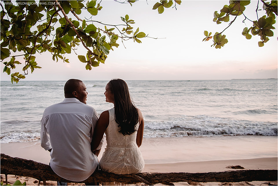 ensaio na praia do forte bahia, casal lindo negro de Feira de Santana, diversão com futvoley. Fotografado por Murilo Mascarenhas