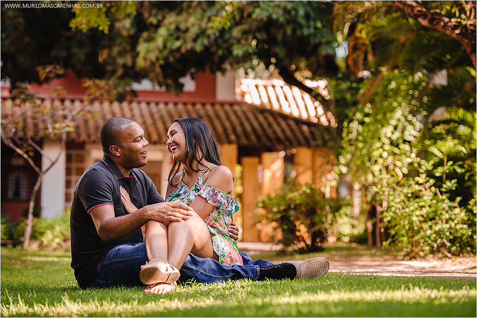 ensaio na praia do forte bahia, casal lindo negro de Feira de Santana, diversão com futvoley. Fotografado por Murilo Mascarenhas