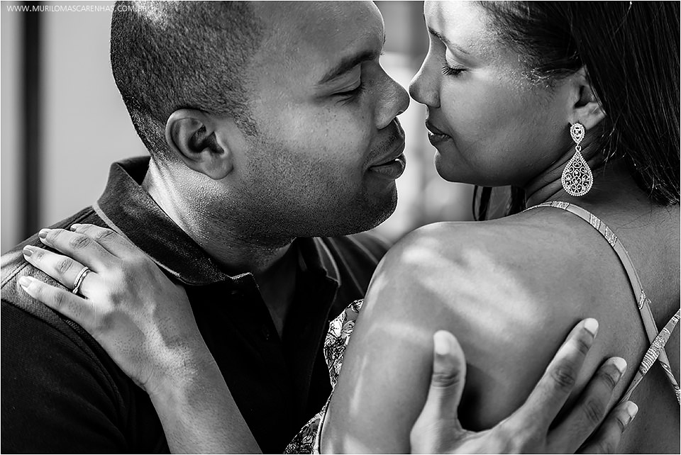 ensaio na praia do forte bahia, casal lindo negro de Feira de Santana, diversão com futvoley. Fotografado por Murilo Mascarenhas