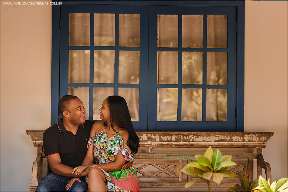 ensaio na praia do forte bahia, casal lindo negro de Feira de Santana, diversão com futvoley. Fotografado por Murilo Mascarenhas