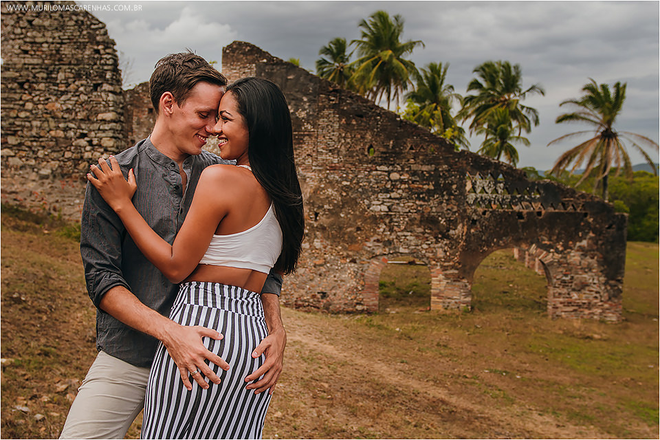 Casal sensual fotografa ensaio de casamento no recôncavo baiano, em ruínas à beira do rio e mar. Fotografado por Murilo Mascarenhas