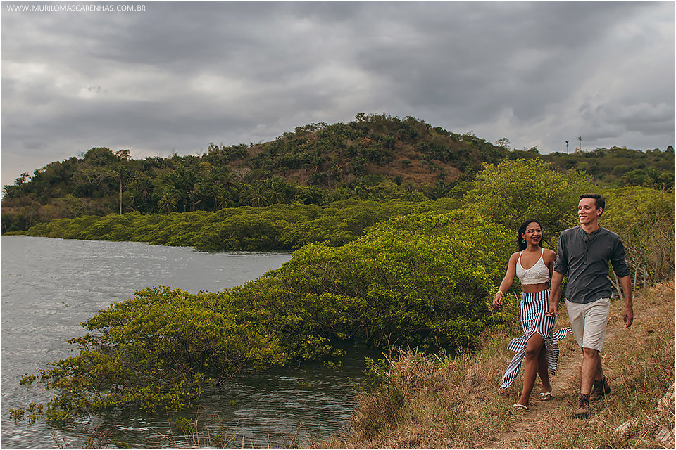 Casal sensual fotografa ensaio de casamento no recôncavo baiano, em ruínas à beira do rio e mar. Fotografado por Murilo Mascarenhas