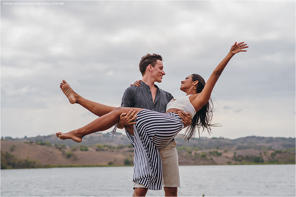 Casal sensual fotografa ensaio de casamento no recôncavo baiano, em ruínas à beira do rio e mar. Fotografado por Murilo Mascarenhas
