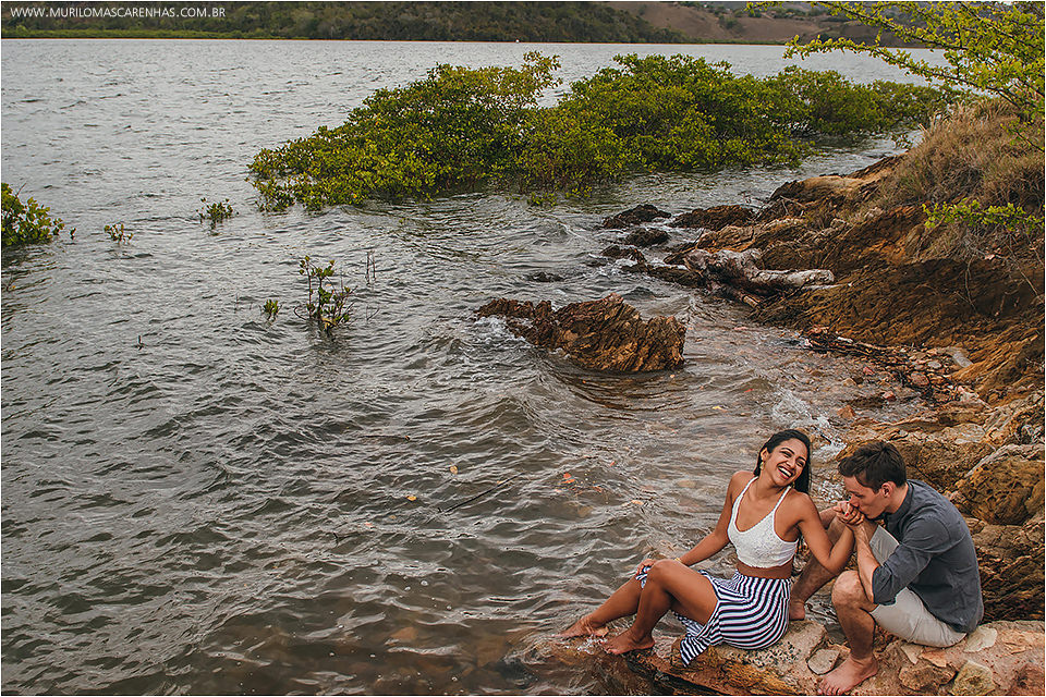 Casal sensual fotografa ensaio de casamento no recôncavo baiano, em ruínas à beira do rio e mar. Fotografado por Murilo Mascarenhas