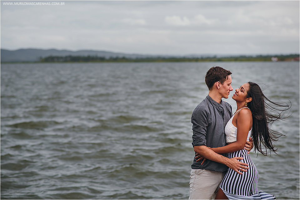 Casal sensual fotografa ensaio de casamento no recôncavo baiano, em ruínas à beira do rio e mar. Fotografado por Murilo Mascarenhas