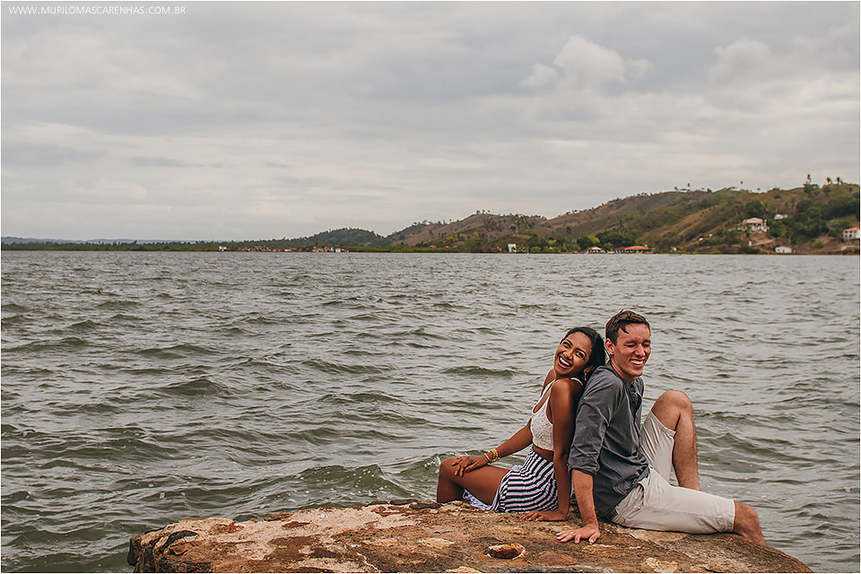 Casal sensual fotografa ensaio de casamento no recôncavo baiano, em ruínas à beira do rio e mar. Fotografado por Murilo Mascarenhas