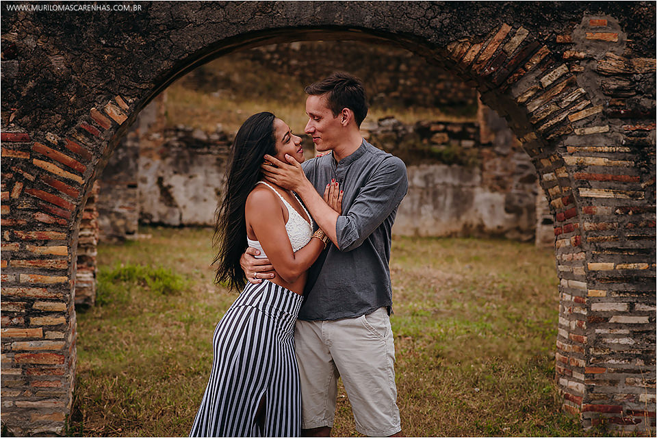 Casal sensual fotografa ensaio de casamento no recôncavo baiano, em ruínas à beira do rio e mar. Fotografado por Murilo Mascarenhas