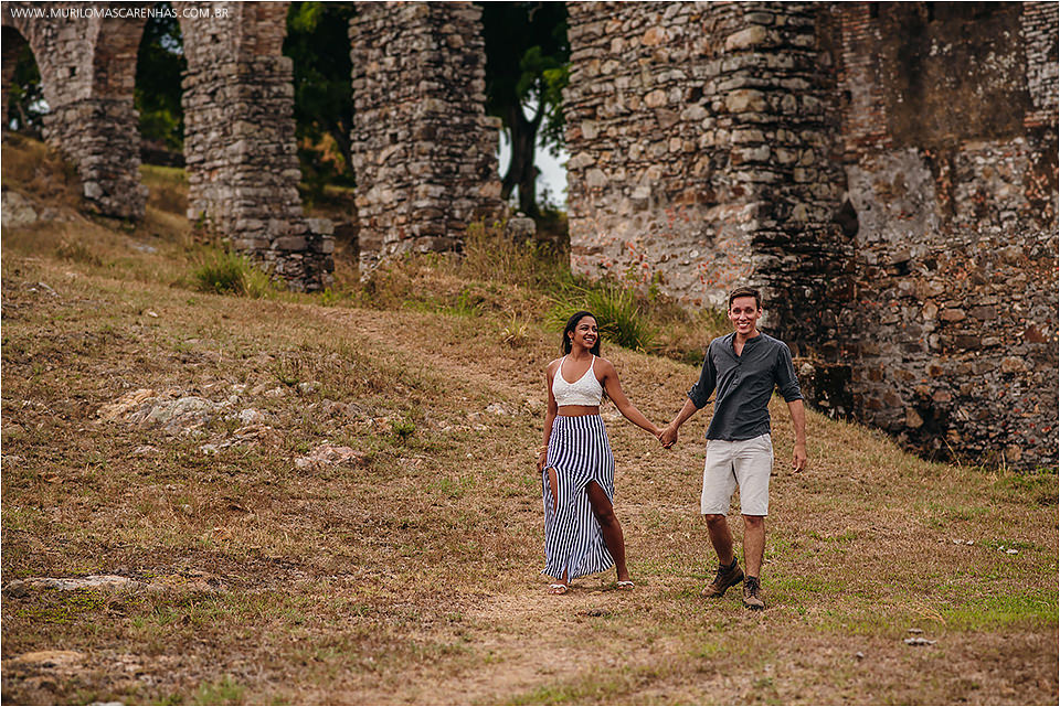 Casal sensual fotografa ensaio de casamento no recôncavo baiano, em ruínas à beira do rio e mar. Fotografado por Murilo Mascarenhas
