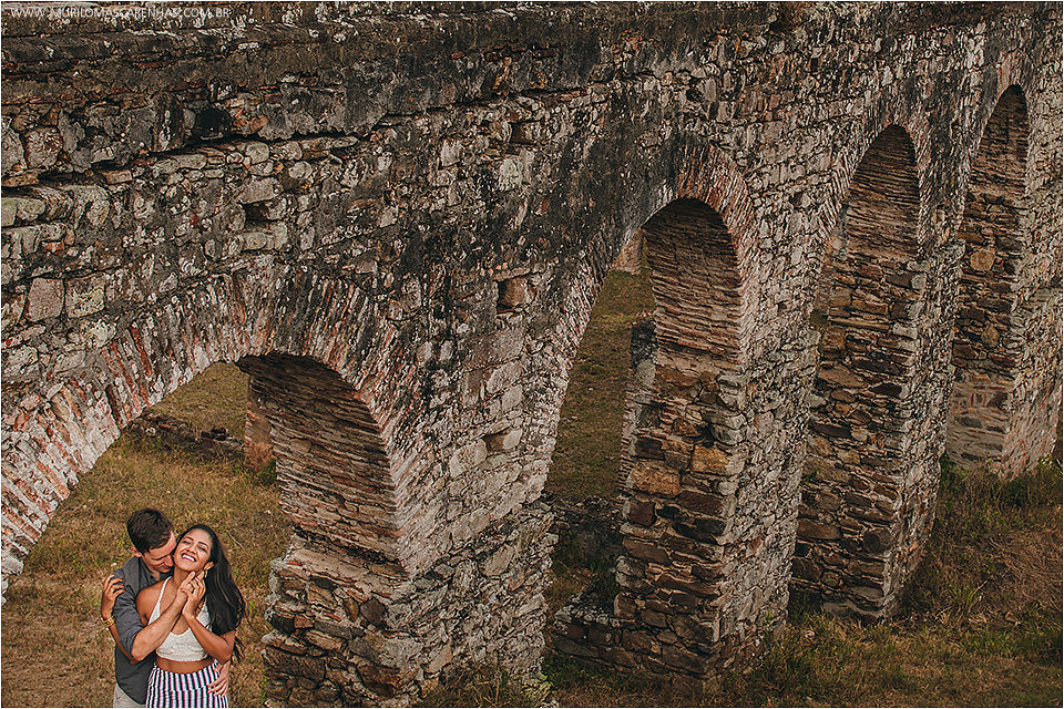 Casal sensual fotografa ensaio de casamento no recôncavo baiano, em ruínas à beira do rio e mar. Fotografado por Murilo Mascarenhas
