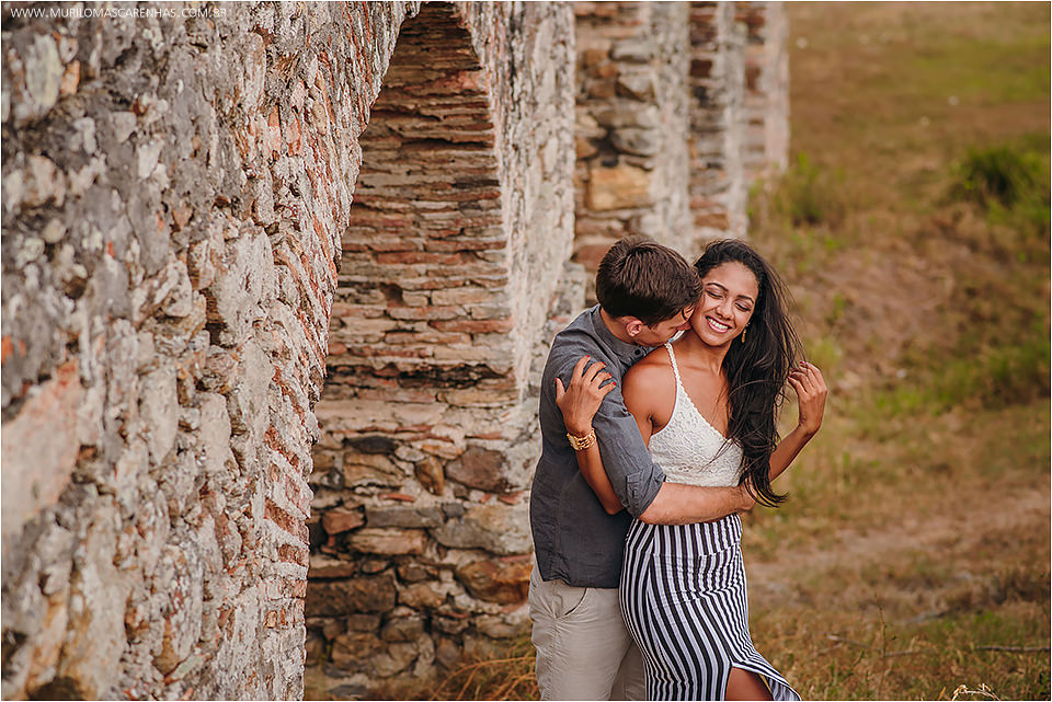 Casal sensual fotografa ensaio de casamento no recôncavo baiano, em ruínas à beira do rio e mar. Fotografado por Murilo Mascarenhas