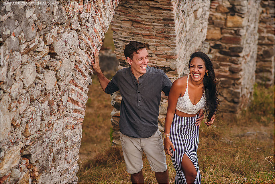 Casal sensual fotografa ensaio de casamento no recôncavo baiano, em ruínas à beira do rio e mar. Fotografado por Murilo Mascarenhas