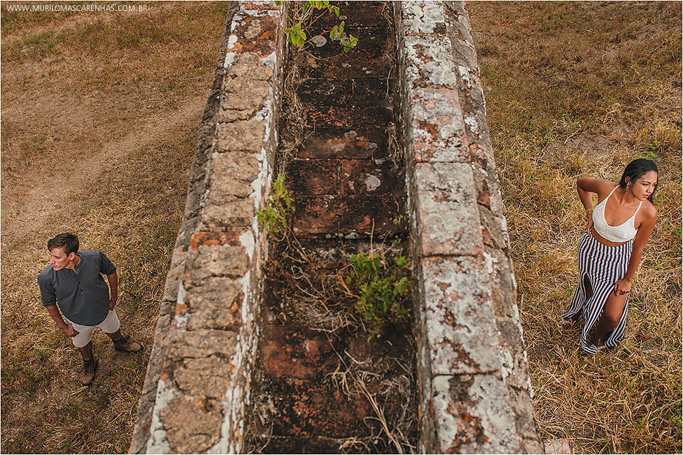Casal sensual fotografa ensaio de casamento no recôncavo baiano, em ruínas à beira do rio e mar. Fotografado por Murilo Mascarenhas