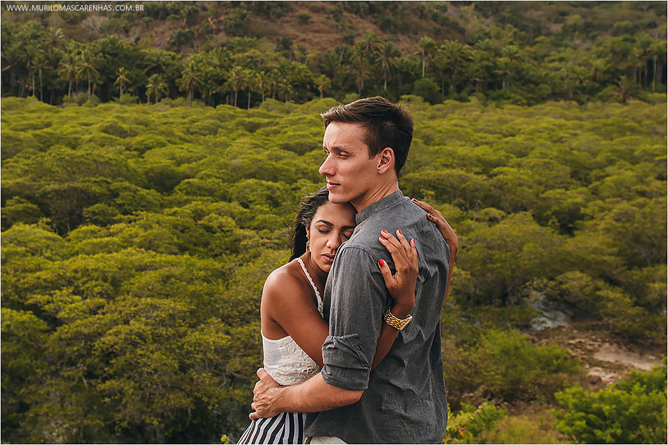 Casal sensual fotografa ensaio de casamento no recôncavo baiano, em ruínas à beira do rio e mar. Fotografado por Murilo Mascarenhas