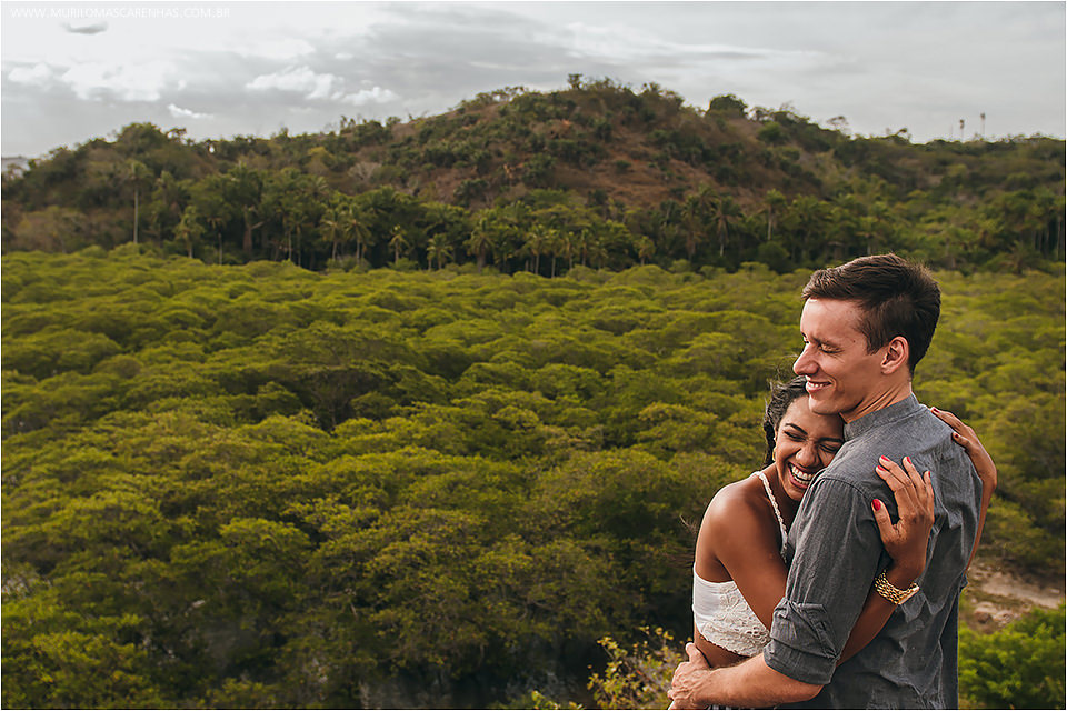 Casal sensual fotografa ensaio de casamento no recôncavo baiano, em ruínas à beira do rio e mar. Fotografado por Murilo Mascarenhas