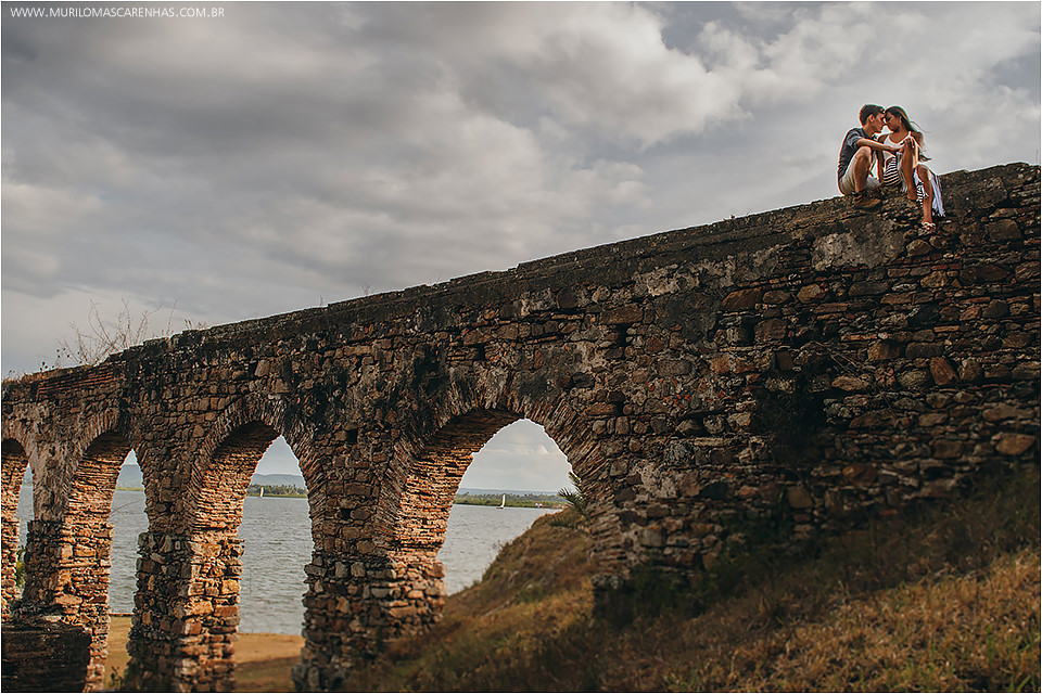 Casal sensual fotografa ensaio de casamento no recôncavo baiano, em ruínas à beira do rio e mar. Fotografado por Murilo Mascarenhas