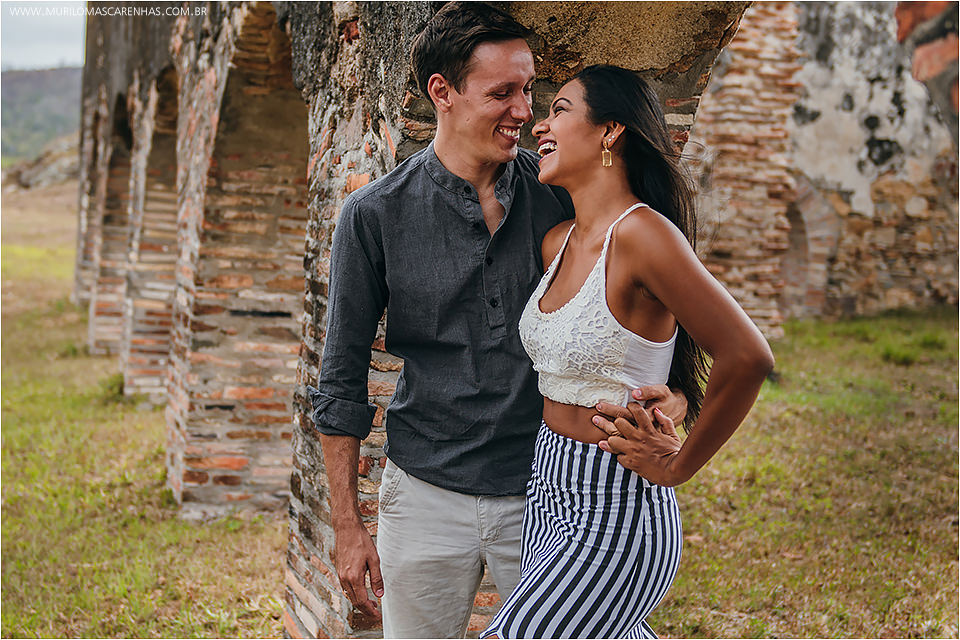 Casal sensual fotografa ensaio de casamento no recôncavo baiano, em ruínas à beira do rio e mar. Fotografado por Murilo Mascarenhas