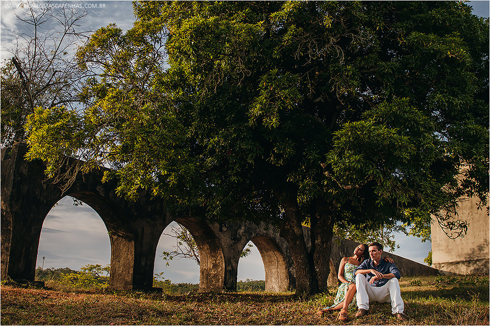 Casal sensual fotografa ensaio de casamento no recôncavo baiano, em ruínas à beira do rio e mar. Fotografado por Murilo Mascarenhas