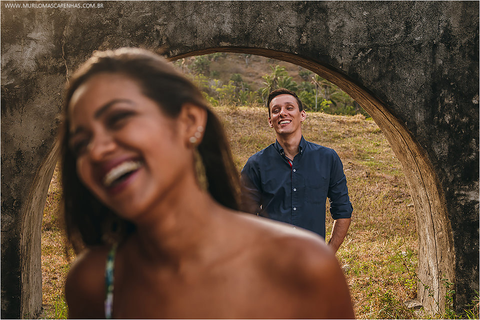 Casal sensual fotografa ensaio de casamento no recôncavo baiano, em ruínas à beira do rio e mar. Fotografado por Murilo Mascarenhas
