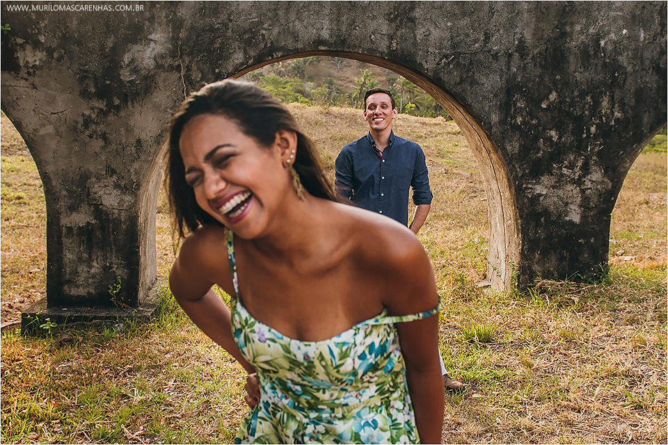 Casal sensual fotografa ensaio de casamento no recôncavo baiano, em ruínas à beira do rio e mar. Fotografado por Murilo Mascarenhas