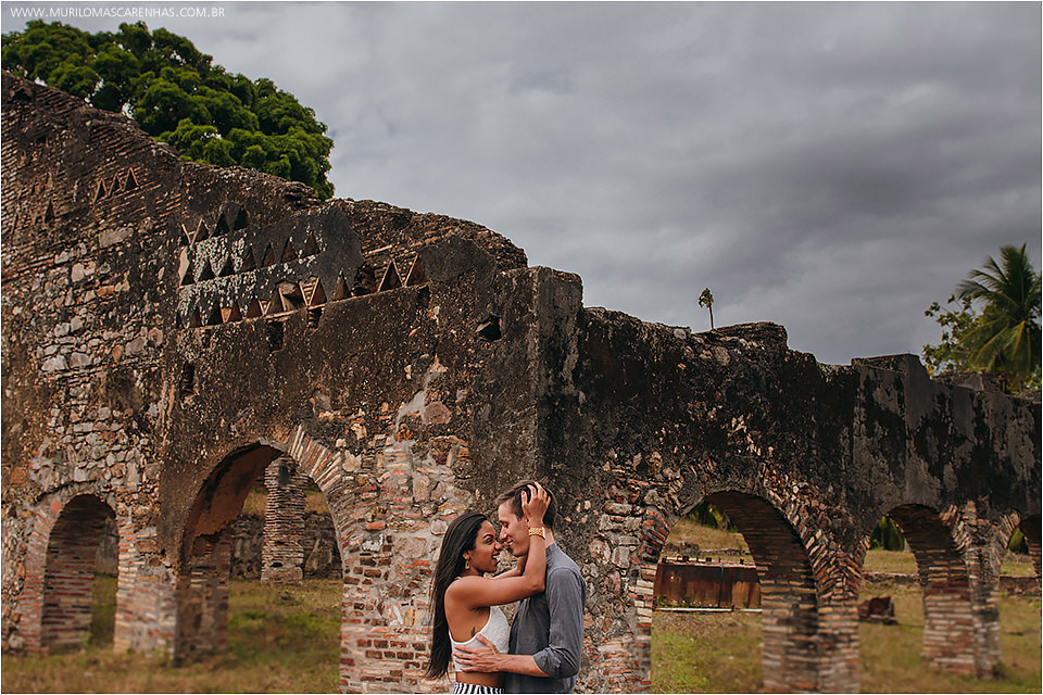 Casal sensual fotografa ensaio de casamento no recôncavo baiano, em ruínas à beira do rio e mar. Fotografado por Murilo Mascarenhas