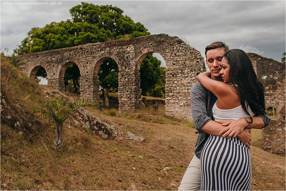 Casal sensual fotografa ensaio de casamento no recôncavo baiano, em ruínas à beira do rio e mar. Fotografado por Murilo Mascarenhas