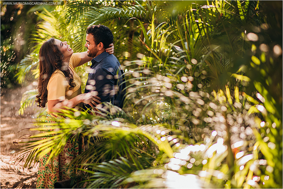 casal se olhando de frente no jardim ensaio de casamento na praia do forte estado da bahia salvador retrato e book de ensaio pre casamento