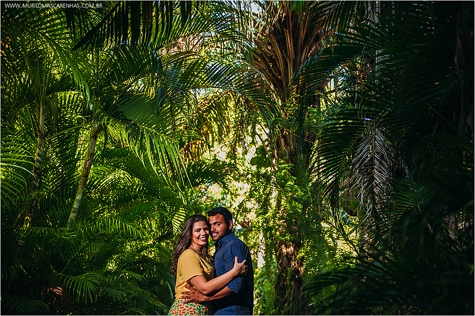 casal em meio a um belo jardim ensaio de casamento na praia do forte estado da bahia salvador retrato e book de ensaio pre casamento