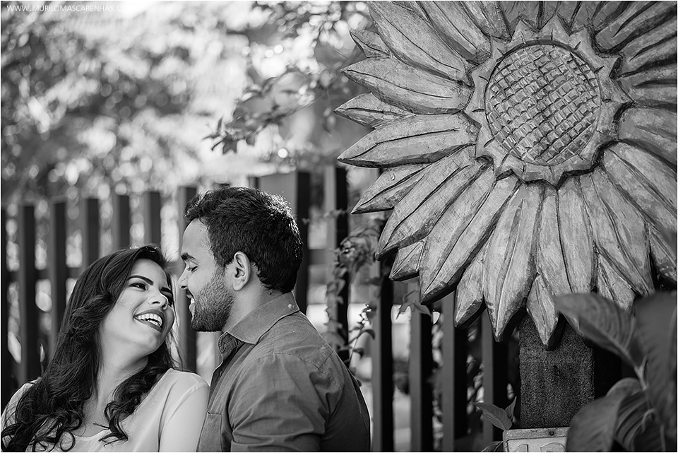 casal em foto romantica ensaio de casamento na praia do forte estado da bahia salvador retrato e book de ensaio pre casamento