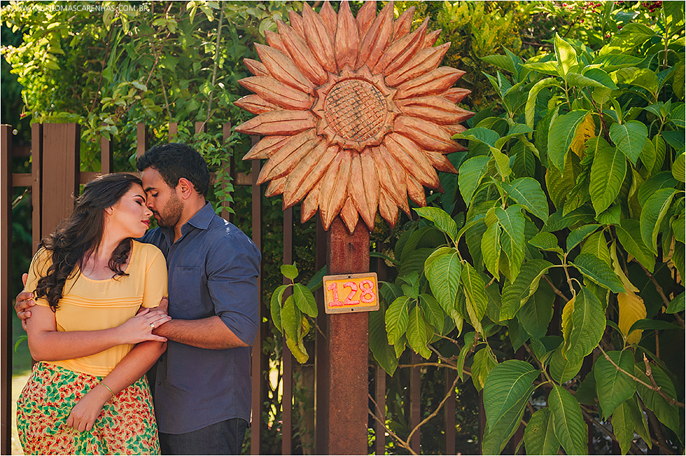 casal em foto romantica ensaio de casamento na praia do forte estado da bahia salvador retrato e book de ensaio pre casamento