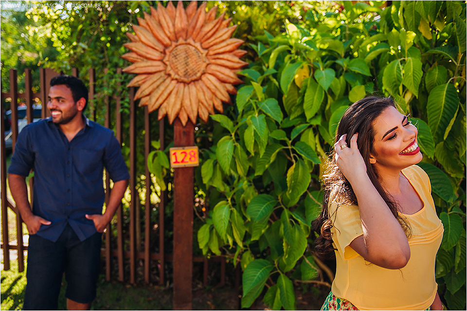 casal posando para ensaio ensaio de casamento na praia do forte estado da bahia salvador retrato e book de ensaio pre casamento