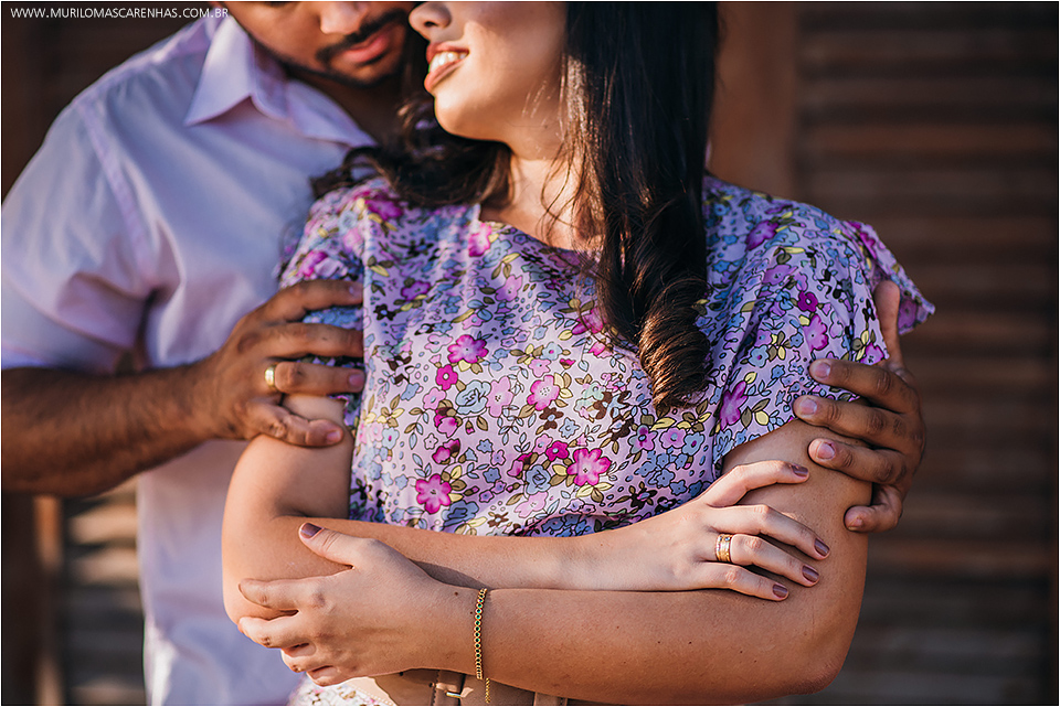 close com plano americano para foto ensaio de casamento na praia do forte estado da bahia salvador retrato e book de ensaio pre casamento