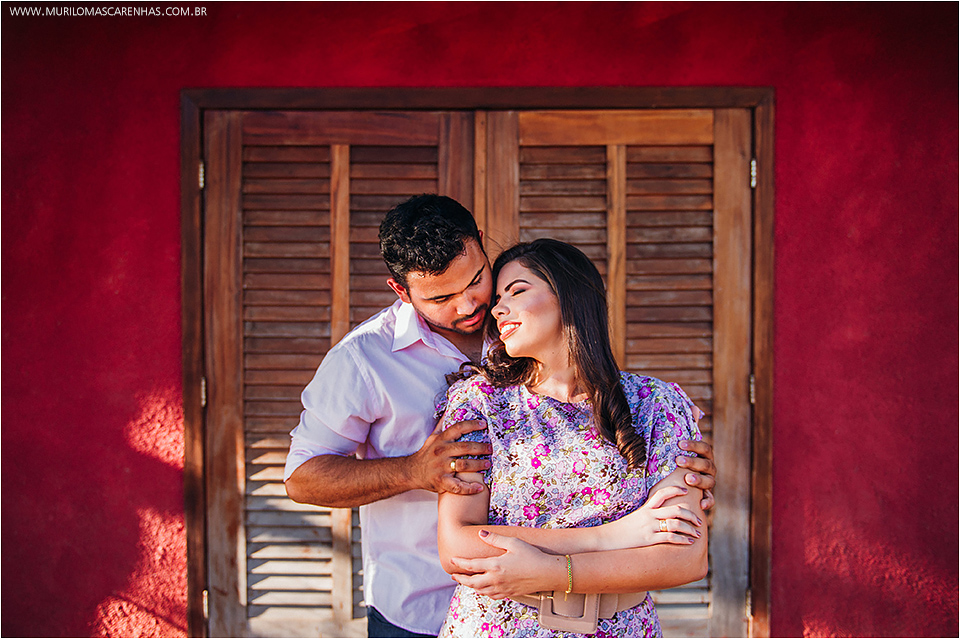 casal em pose mais seria ensaio de casamento na praia do forte estado da bahia salvador retrato e book de ensaio pre casamento