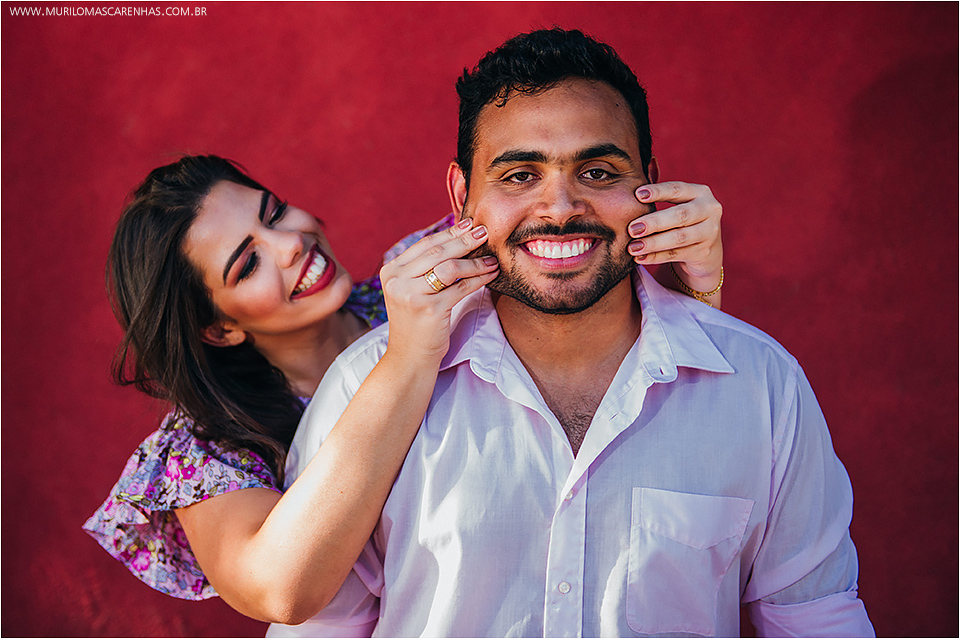 valquiria fazendo brincadeiras em sammuel no ensaio ensaio de casamento na praia do forte estado da bahia salvador retrato e book de ensaio pre casamento