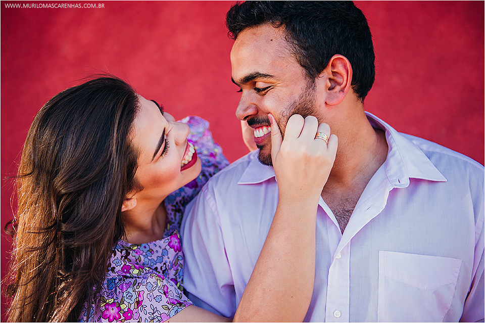 valquiria acariciando samuel ensaio de casamento na praia do forte estado da bahia salvador retrato e book de ensaio pre casamento