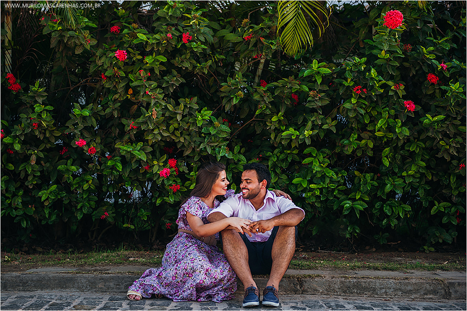 valquiria e samuel sentados ensaio de casamento na praia do forte estado da bahia salvador retrato e book de ensaio pre casamento