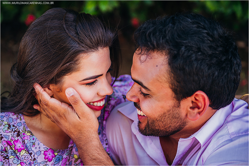 close de valquiria olhando para samuel sorrindo ensaio de casamento na praia do forte estado da bahia salvador retrato e book de ensaio pre casamento