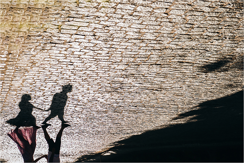casal andando nas ruas da praia do forte silhueta ensaio de casamento na praia do forte estado da bahia salvador retrato e book de ensaio pre casamento