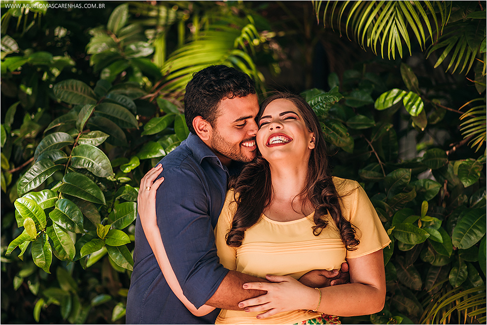 ensaio de casamento na praia do forte estado da bahia salvador retrato e book de ensaio pre casamento casal sorrindo com uma felicidade transbordando