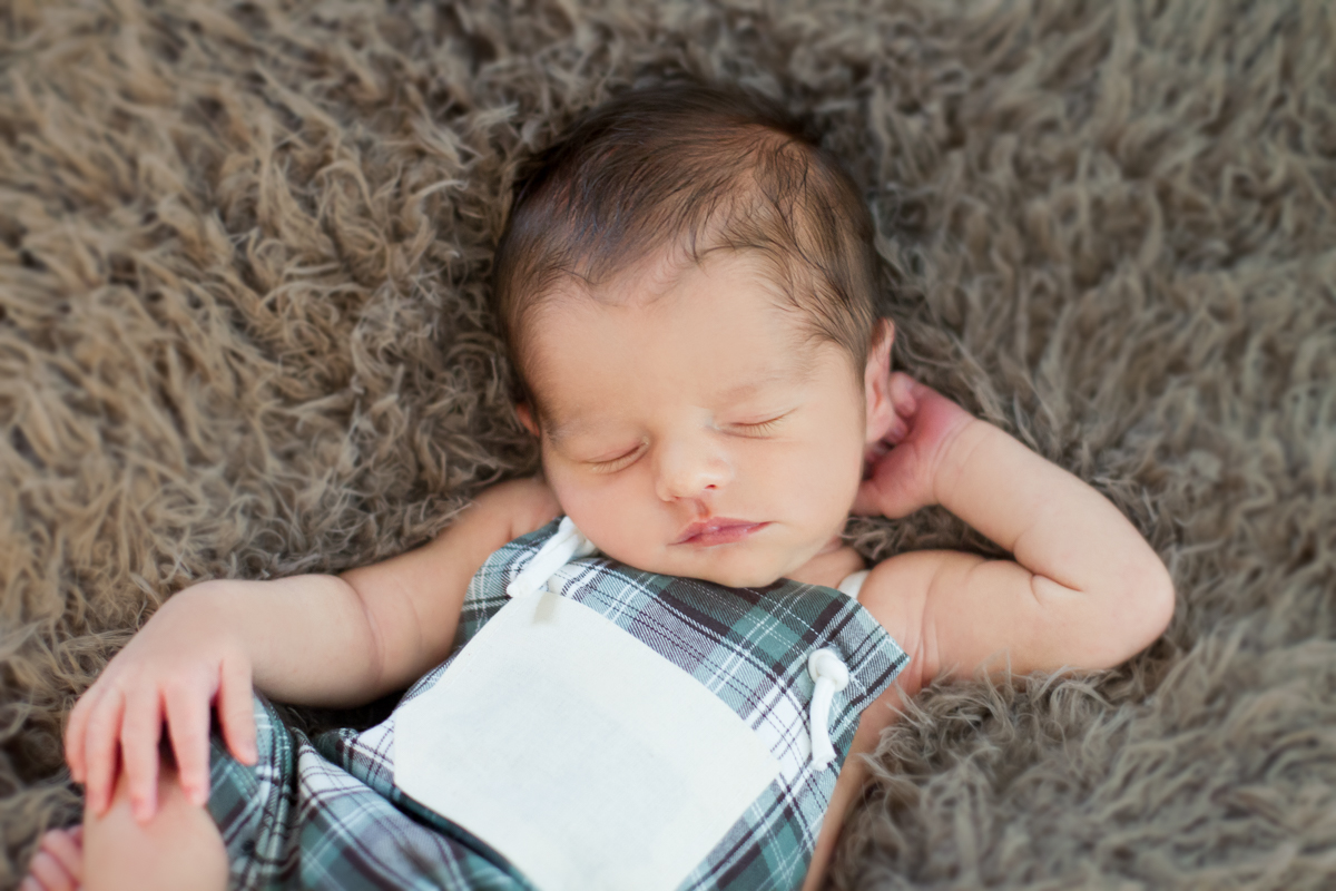 heitor dormindo com o braço para cima e as mãos no joelho
