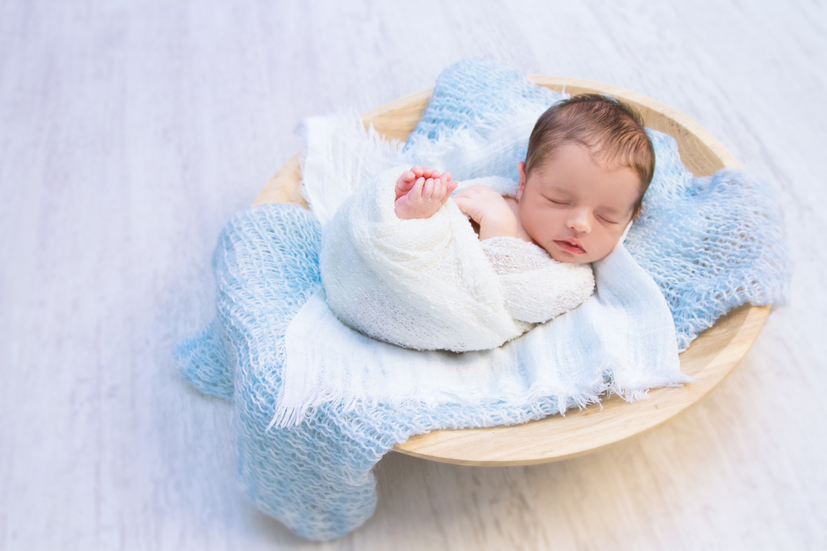 em uma gamela,  o heitor dorme todo enroladinho como na barriga da mamae