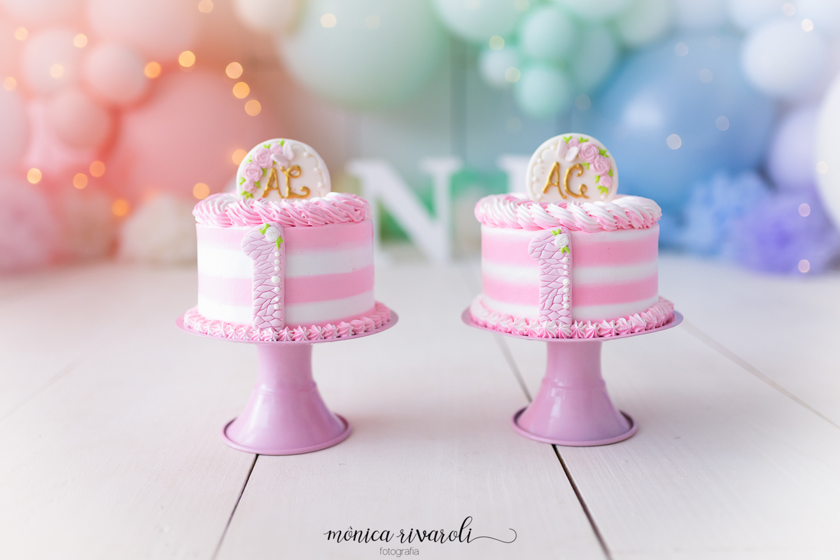 No cenário de Smash, a foto mostra de perto dois bolos da cor rosa
Ensaio Smash The Cake
Fotografado por Mônicas Fotografia em Maringá-PR