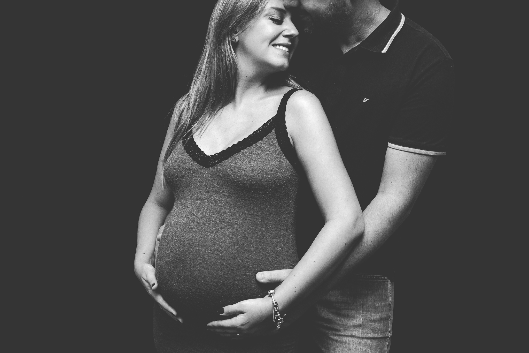 O pai participa desta foto. Ele está abraçando a Dani e ela sorri virada para ele.